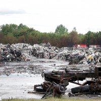 Jūrmalas nelegālās atkritumu glabātavas ugunsgrēka lietā trīs aizdomās turētie