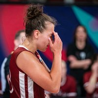 Latvijas basketbolistes smagā cīņā zaudē Melnkalnei un riskē ar braukšanu mājās