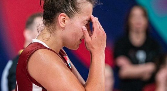 Latvijas basketbolistes smagā cīņā zaudē Melnkalnei un riskē ar braukšanu mājās