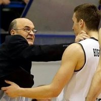 'Partizan' treneris žņaudz savu spēlētāju; FMP treneris pagrūž pretinieku Serbijas čempionātā