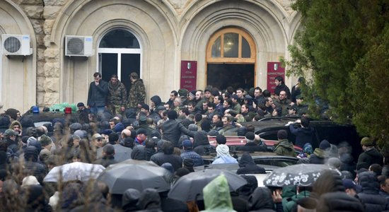 Митингующие штурмовали администрацию президента Абхазии. Они оспаривают результаты выборов