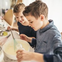 Lai bērni gatavo paši – vienkāršas receptes, ko īstenot skolēnu brīvlaikā
