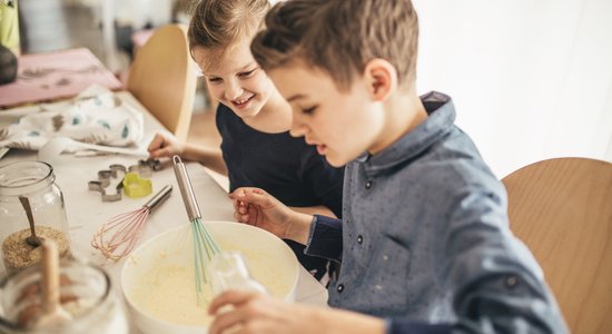 Lai bērni gatavo paši – vienkāršas receptes, ko īstenot skolēnu brīvlaikā