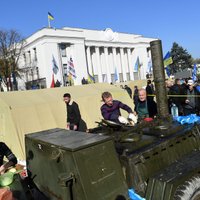 Kijevā protestētāji pret korupciju uzslien teltis pie parlamenta ēkas