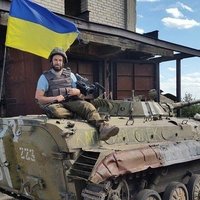 Latvietis, kurš izbraukājis Ukrainas frontes līniju, uzņem filmu 'Volontieri'