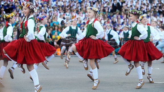 Tirdzniecībā nonāks neizpirktās biļetes uz Skolēnu dziesmu svētku maksas pasākumiem