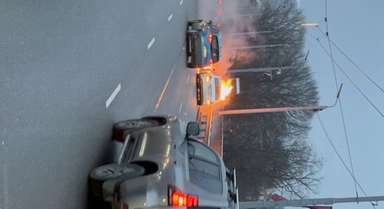 Foto: Lāčplēša dienas rītā uz Vanšu tilta aizdedzies auto