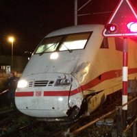 Ātrvilciena sadursmē ar autobusu Šveicē ievainoti vismaz 16 cilvēki