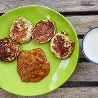 Rikotas pankūkas ar olām un svaigo plūmju mērci