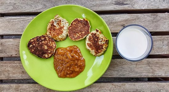 Rikotas pankūkas ar olām un svaigo plūmju mērci