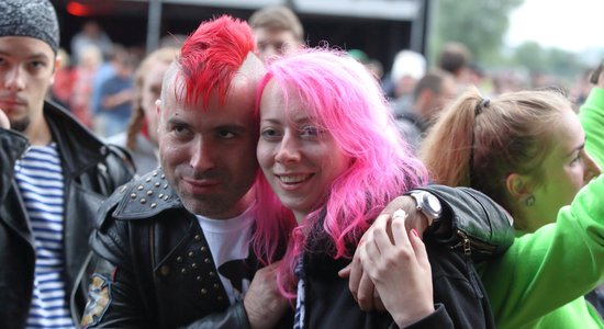 Foto: Tumši apģērbi un spilgti mati – 'Kubāna' apmeklētāju mode