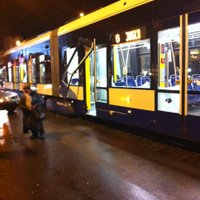 Jaunajam Rīgas tramvajam atkal nepatikšanas; šoreiz ar kravas auto (papildināts)