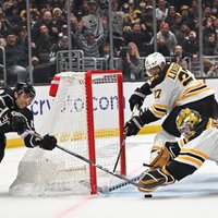 Video: Spītīgā ripa – NHL spēlē 'Bruins' neticami izglābjas no vārtu zaudējuma