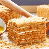 Poraina un uz mēles kūstoša medus kūka: gatavošanas knifi izcilam rezultātam