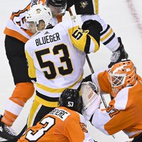 Bļugera pārstāvētā 'Penguins' zaudē pirmajā NHL spēlē pēc ilga pārtraukuma