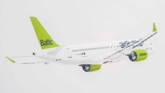 CS300 airBaltic ierodas Rīgā - 11