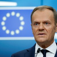 Polija ES paliek tikai naudas dēļ, brīdina Tusks