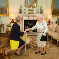 Тереза Мэй после аудиенции у королевы останется премьером Британии