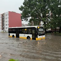 Video: Jelgavā spēcīgs lietus appludina ielas; cilvēki steidz iemūžināt postažu