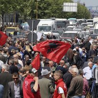 Foto: Albānijas opozīcija bloķē galvenos ceļu mezglus