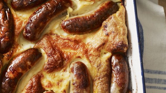 cīsiņi sacepums mīkla toad in the hole