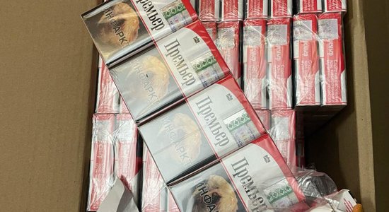 ФОТО. Обыски в Риге и Юрмале: полиция изъяла более полумиллиона нелегальных сигарет