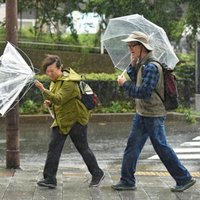 Japānu skārusi spēcīga viesuļvētra; divi cilvēki gājuši bojā