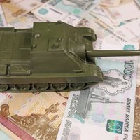 Divas lielas Eiropas bankas aizvien strādā Krievijā un nu tām nākas atbalstīt karavīrus
