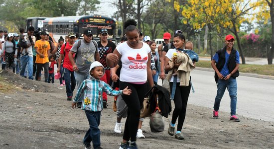 Simtiem migrantu Hondurasā pulcējas, lai kopā dotos uz ASV