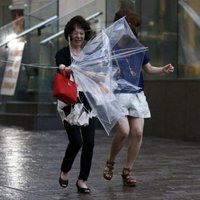 Japānu skar spēcīgs taifūns un zemestrīce
