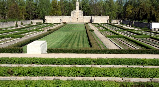 Rīgas Brāļu kapu restaurācijas darbus par 29 756 eiro turpinās 'Multi Heritage'