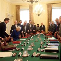 Lielbritānijas karaliene pirmo reizi piedalās valdības sēdē