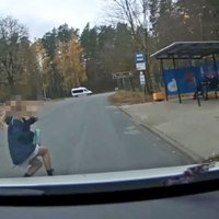 Video: Rīgas pašvaldības policijas busiņa priekšā izskrien meitene