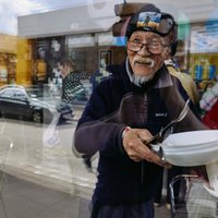 75 gadus vecs japānis Sučiko Ukrainā atvēris bezmaksas kafejnīcu