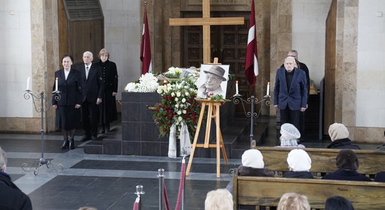 Foto: Pēdējā gaitā pavadīts rakstnieks Zigmunds Skujiņš