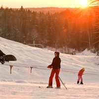 "Жагаркалнс" открывает лыжный сезон, используя прошлогодний снег