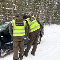 Pielādēti ieroči un reibumā brauc ar auto – Vaiņodes pagastā pieķerti trīs mednieki