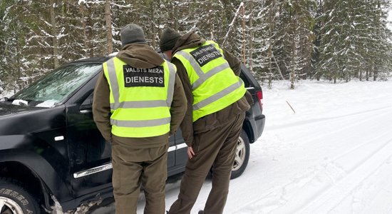 Заряженное оружие и нетрезвый водитель: в Вайнодеской волости задержаны три охотника