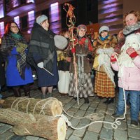 Bluķa vilkšanas vakarā Vecrīgā pulcējušies vairāki simti cilvēku