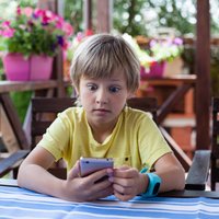 Svara pieaugums, slodze kakla zonai – sekas bērna organismam no ilgstošas ekrānierīču lietošanas