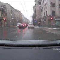 Video: Rīgā mikroautobuss droši aizbrauc pie sarkanā luksofora signāla