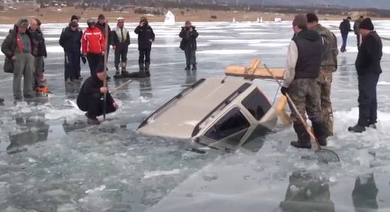 Video: Kā pašu spēkiem no ezera izvilkt ledū ielūzušu džipu