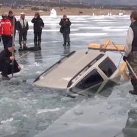 Video: Kā pašu spēkiem no ezera izvilkt ledū ielūzušu džipu