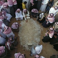 Foto: Saūda Arābijā izvadīts mirušais karalis; Rijādā ierodas pasaules līderi