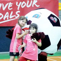 Teju 90 jaunās futbolistes Rīgā atklājušas 'Live Your Goals' pasākumu sēriju