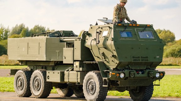 Spilves lidlaukā ierodas raķešu artilērijas sistēma HIMARS - 59