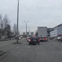 Video: Neapdomīgs manevrs un avārija Katlakalna ielā Rīgā