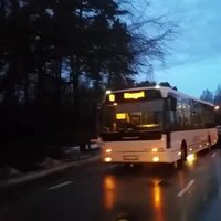 Video: 'Opelītis' ieskrien Jūrmalas pasažieru autobusā
