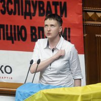 Первый день Савченко в Раде: сняла свой портрет, вспомнила погибших и спела гимн