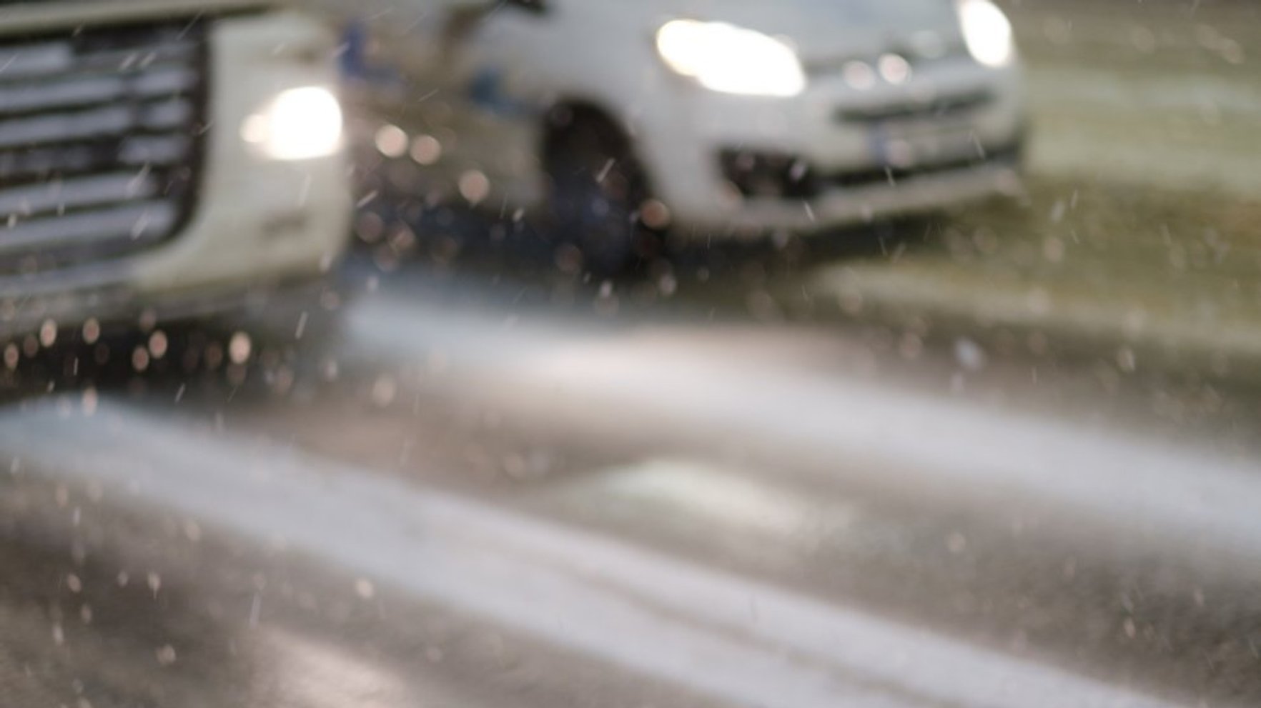 Ceturtdienas rītā daudzviet Latvijā autoceļi sniegoti un apledojuši